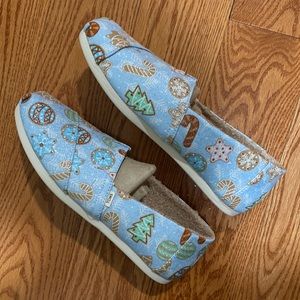 NEW IN BOX TOMS 7.5 classic blue glitter sugar Cookies print w/faux shearling